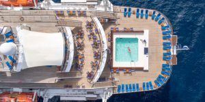 Vue aérienne de la piscine du bateau de croisière Club Med 2