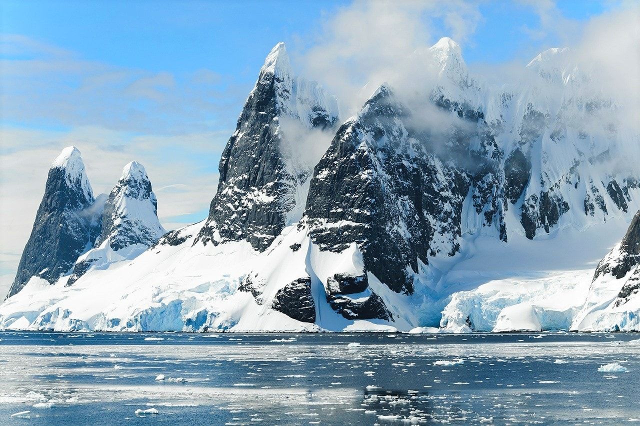 La beauté des montagnes surplombant l'eau en Antarctique