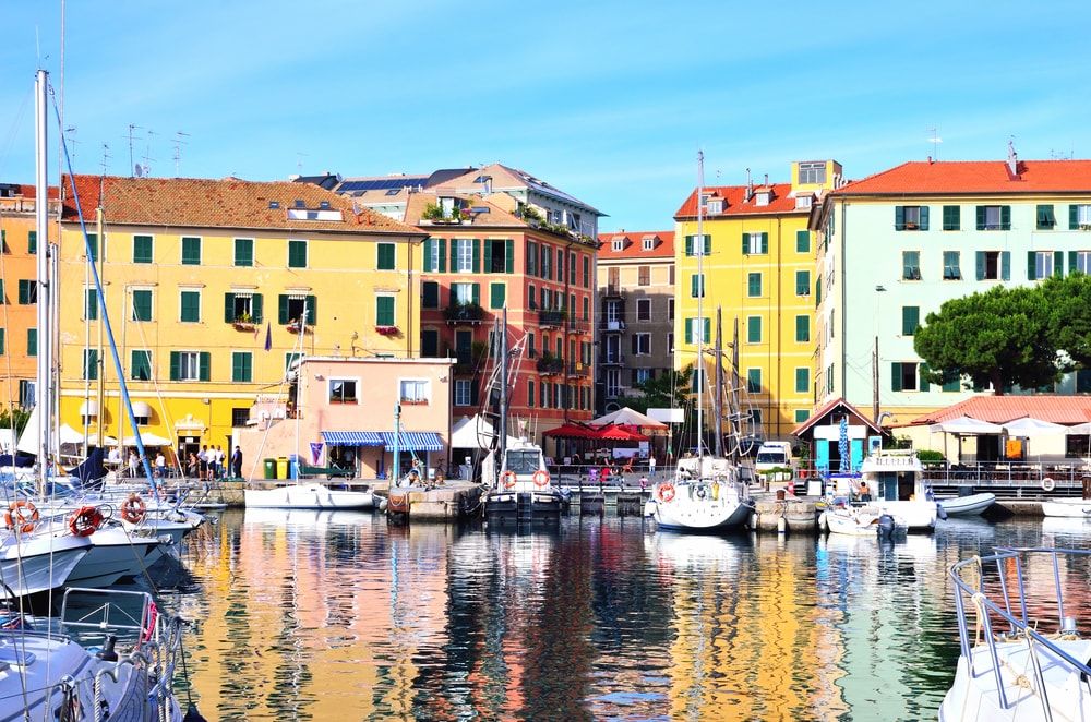 Flânez sur le port et les ruelles colorées de la ville de Savone en Italie !