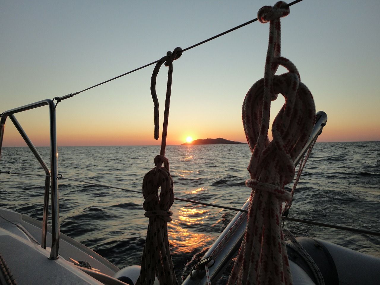L'expérience tendre et romantique d'un couché de soleil sur la ligne maritime...