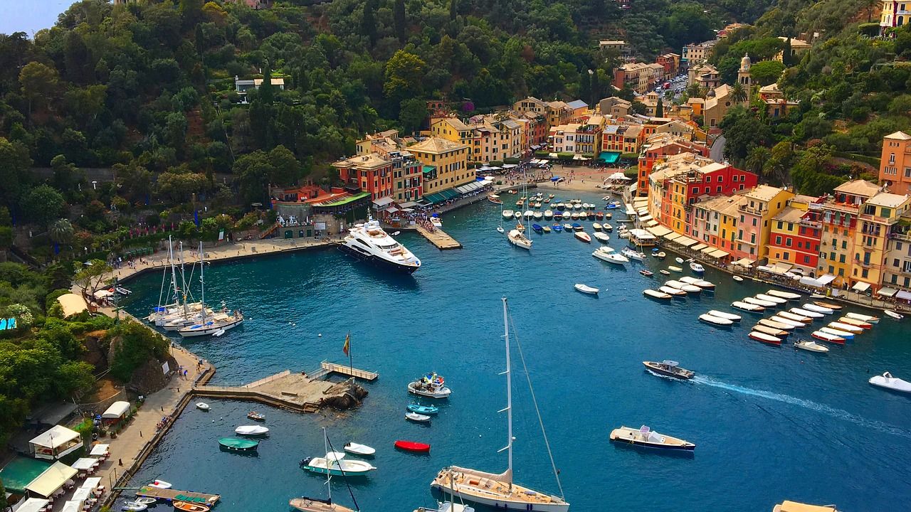 Les baies typiques de la région de Portofino en Italie 