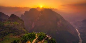 Profitez d'un couché de soleil vertigineux sur les montagnes vietnamiennes...