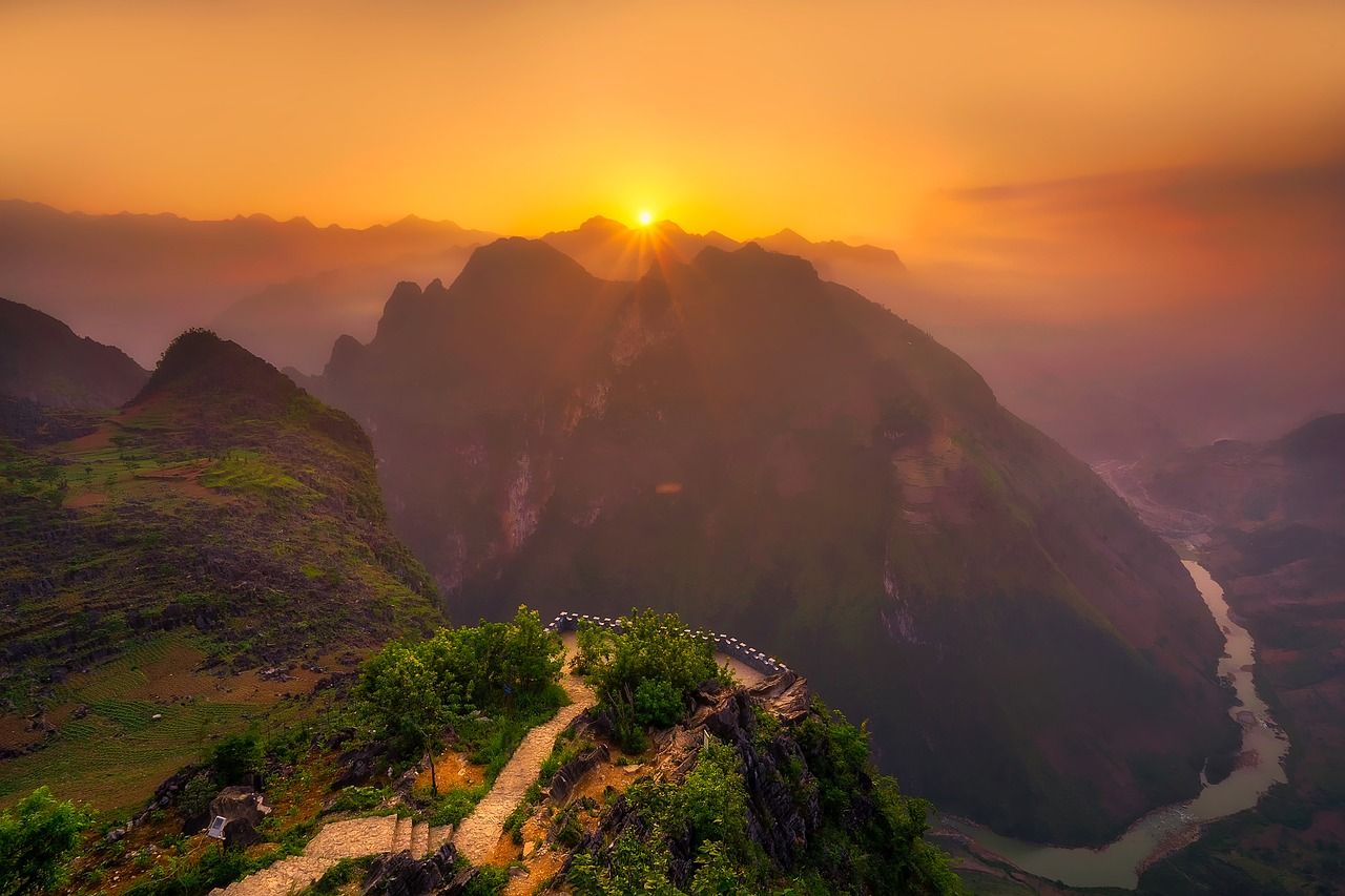 Profitez d'un couché de soleil vertigineux sur les montagnes vietnamiennes...