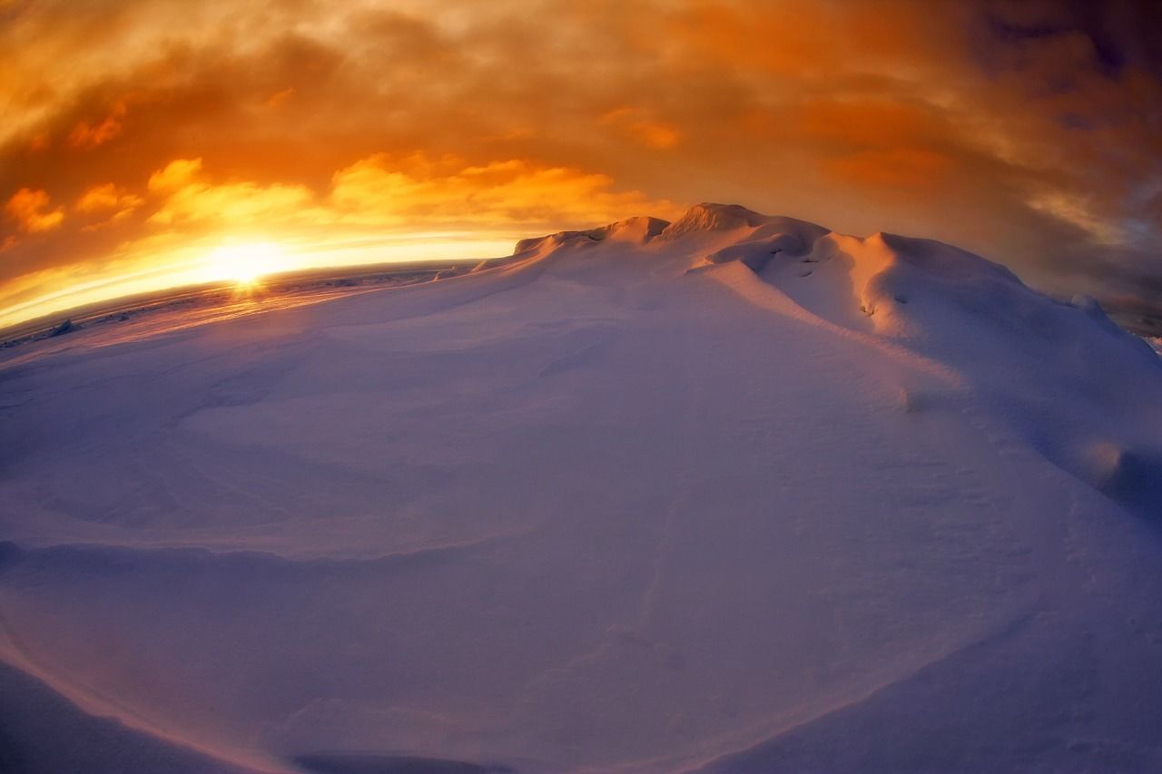 Emerveillez-vous devant un sunset au coeur des montagnes de glace d'Antarctique