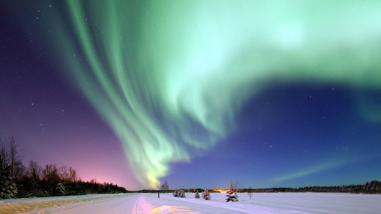 Observez le spectacle majestueux des aurores boréales qui tapissent le ciel du Grand Nord 
