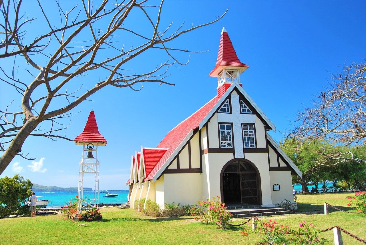 Observez le contraste des couleurs flamboyantes du Cap Malheureux à l'île Maurice