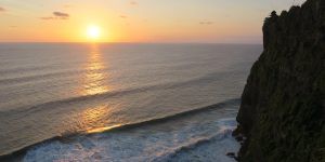 La vue imprenable sur le sunset balinais et le temple d'Uluwatu niché sur la falaise...