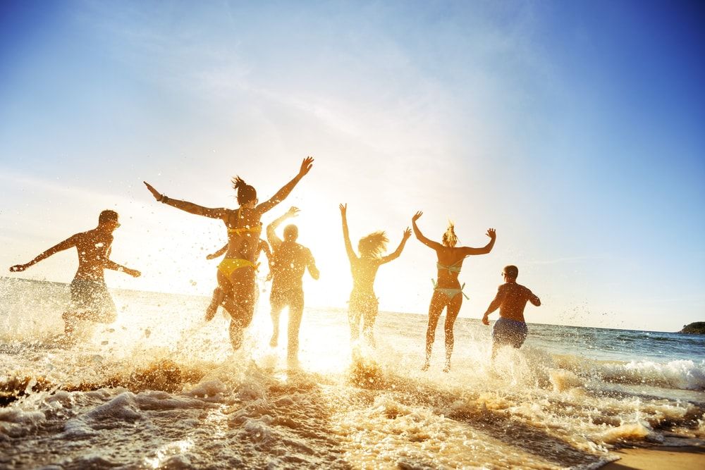 La joie des enfants courant sur la plage lors d'une croisière tour du monde