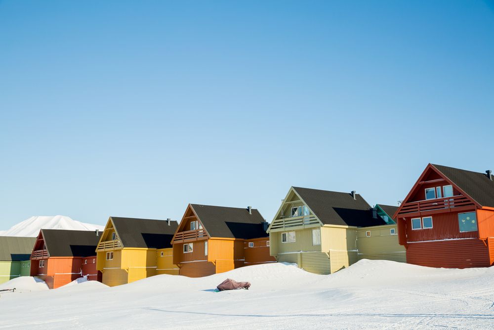 Admirez les couleurs éclatantes des maisons de Longyearbyen pendant votre croisière à bord du nouveau bateau premium World Explorer