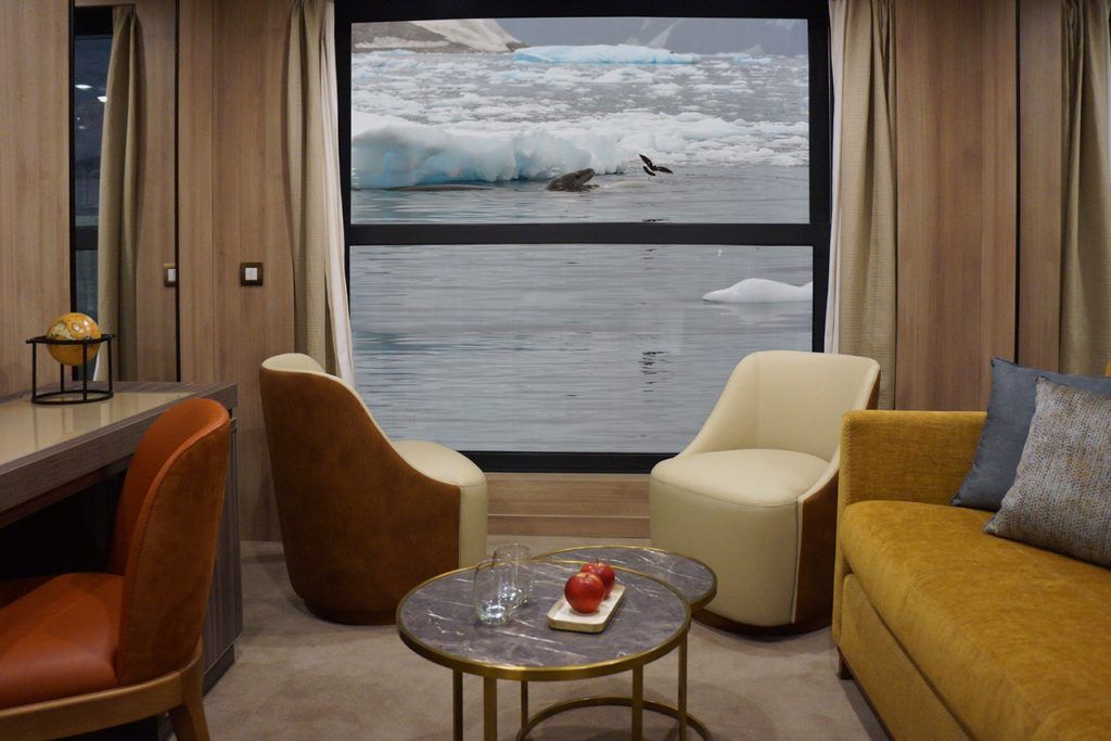 Admirez la vue imprenable sur les glaciers et l'océan depuis la Infinity Suite du nouveau bateau premium World Explorer