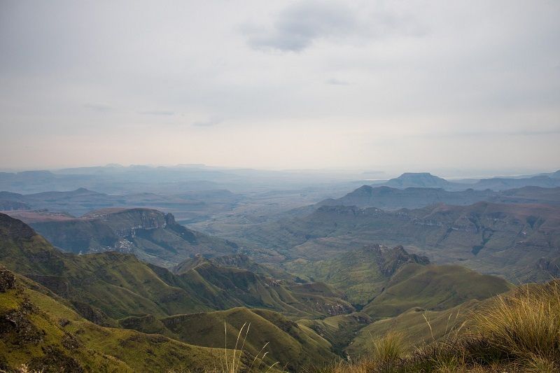 Restez ébloui devant la chaîne de montagnes des Drakrensberg pendant votre croisière en Afrique Australe