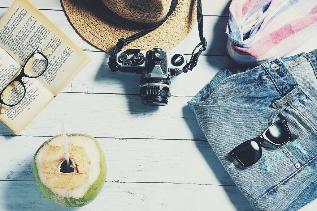 L’essentiel pour partir en croisière tour du monde ! :  lunettes de soleil, appareil photo, livre, chapeau etc