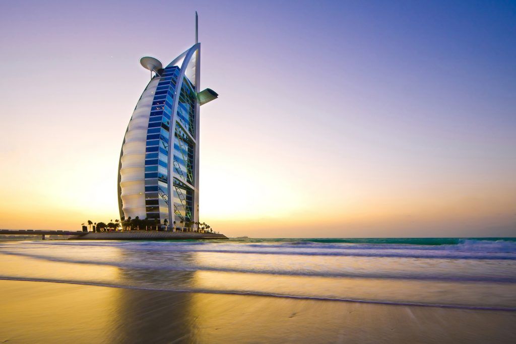 Les buildings de Dubaï visibles depuis la plage est l'un des paysage dont vous ne vous lasserez pas durant une croisière au soleil en hiver aux Emirats Arabes Unis