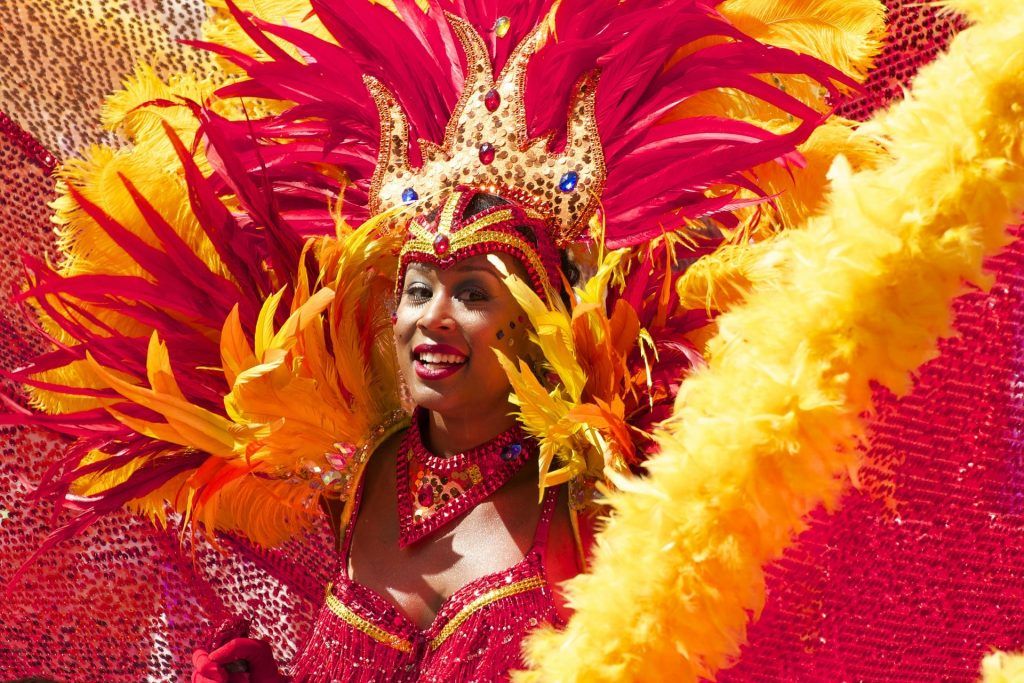 Durant une croisière haut de gamme Azamara, découvrez les danseuses du carnaval de Rio