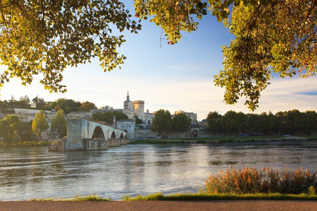 Depuis les berges du Rhône, admirez le célèbre Pont d'Avignon surplombé par le Palais des Papes