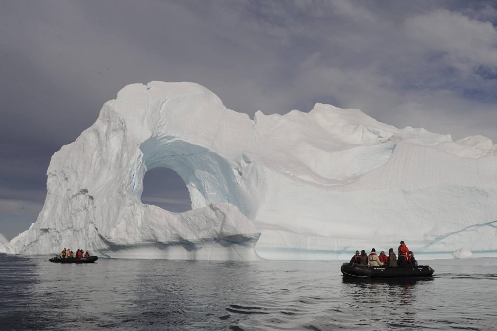 Les navires écologiques Ponant offrent des excursions au plus proche des glaciers