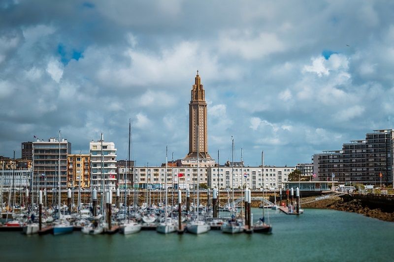 Le port du Havre et l'église Saint-Joseph lors de votre découverte de la Seine en bateau