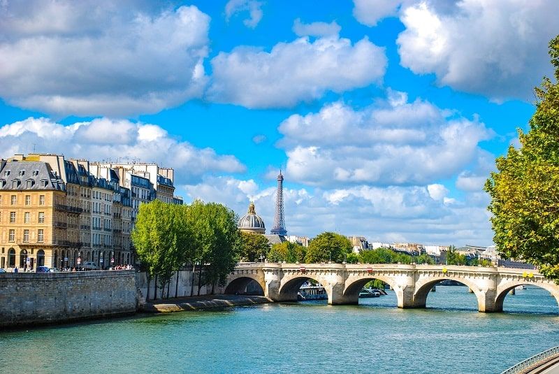 Découvrez la ville de Paris depuis la Seine en bateau