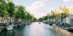 Découvrez Amsterdam en bateau lors de vos prochaines vacances