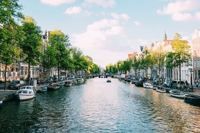 Découvrez Amsterdam en bateau lors de vos prochaines vacances