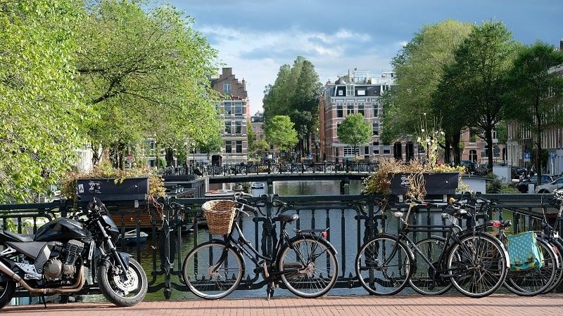 Faites un tour d'Amsterdam en bateau mais également en vélo