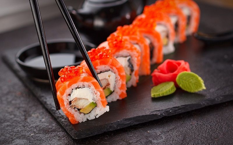 Mangez d'excellents sushis pendant votre journée en mer